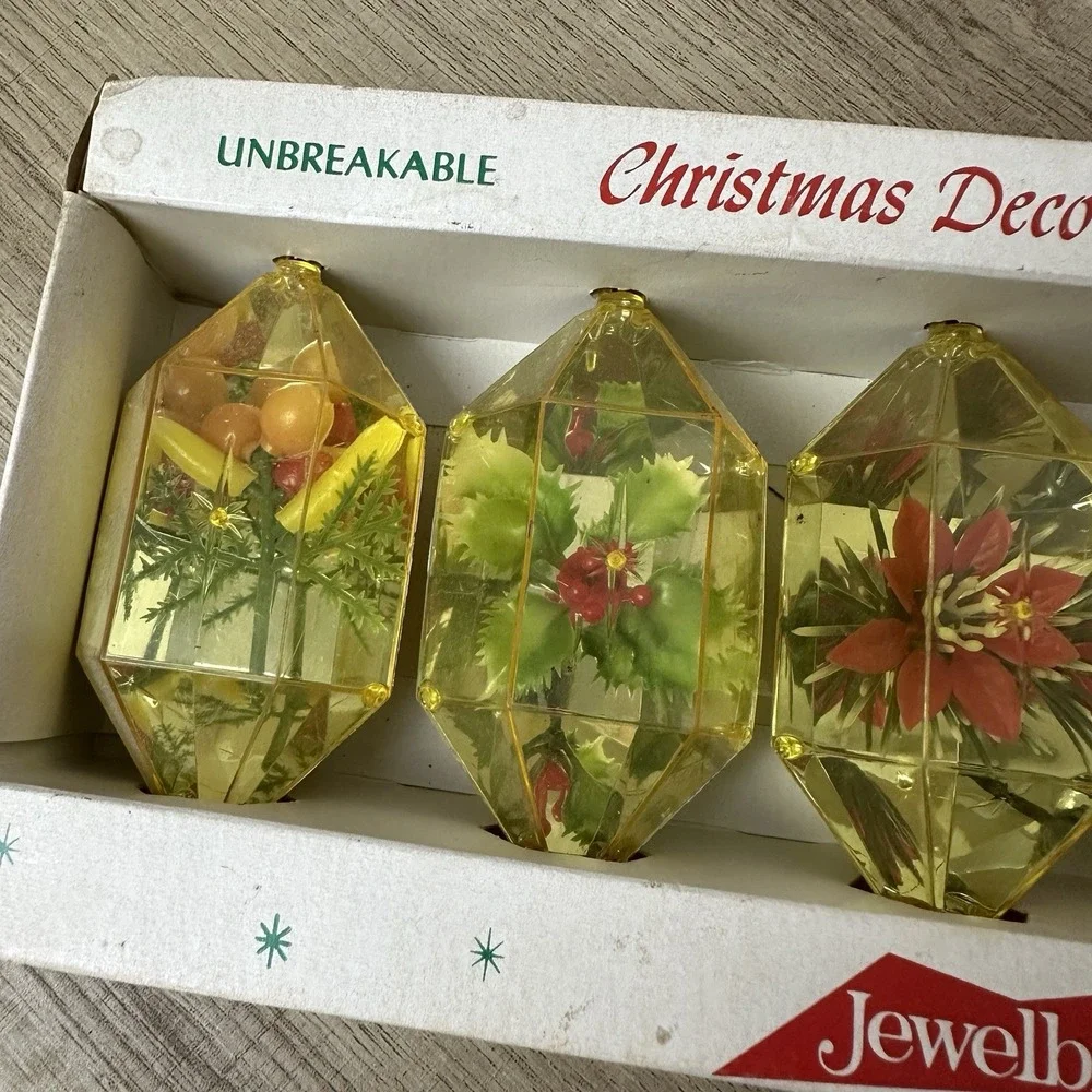 Vintage Jewelbrite Unbreakable Plastic Diaroma‎ Christmas Ornaments